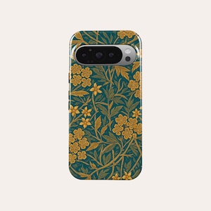 Op de afbeelding: Een teal telefoonhoesje met een bloemenpatroon in goud- en groentinten. Het ontwerp toont gestileerde bloemen, bladeren en wijnranken. De hoes heeft een camera-uitsparing aan de bovenkant.