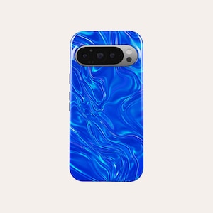 Puede incluir: Una funda de teléfono azul vibrante con un diseño fluido y líquido. La funda presenta un recorte para la cámara y botones laterales. El acabado brillante refleja la luz, creando un efecto visual dinámico. La funda está diseñada para un teléfono inteligente.