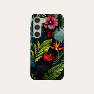 以下が含まれることがあります： 鮮やかな熱帯の花柄が特徴のスマートフォンケース。ケースは、緑の葉、赤いアンスリウム、紫の蘭、オレンジ色のゴクラクチョウカの花が咲く暗い背景を特徴としています。ケースは黒い縁とカメラアレイを備えています。