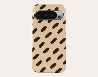 Op de afbeelding: Beige telefoonhoesje met een herhaald patroon van donkerbruine penseelstreken. De hoes heeft een camera-uitsparing aan de bovenkant. Het ontwerp is minimalistisch en modern.