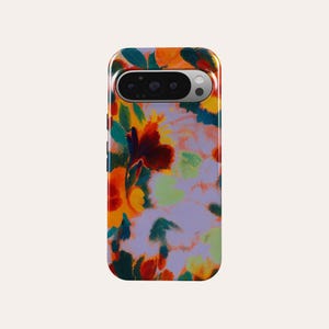 Op de afbeelding: Een smartphonehoesje met een bloemenontwerp. De hoes heeft een abstract patroon van rode, oranje, gele, groene en blauwe penseelstreken op een lavendelkleurige achtergrond. De camera en flitser van de telefoon zijn zichtbaar aan de bovenkant.
