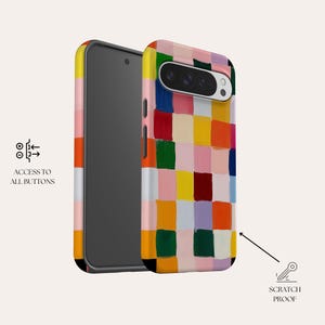 K&ouml;nnte beinhalten: Eine farbenfrohe Handyh&uuml;lle mit einem geometrischen Muster aus Quadraten in verschiedenen Farbt&ouml;nen von Rosa, Gelb, Orange, Rot, Gr&uuml;n und Blau. Die H&uuml;lle ist kratzfest und bietet Zugang zu allen Kn&ouml;pfen.