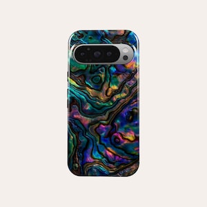 Puede incluir: Funda de teléfono inteligente con un diseño iridiscente de concha de abulón. La funda presenta un patrón multicolor de azules, verdes, púrpuras y dorados, creando una apariencia brillante y texturizada. El módulo de la cámara es visible en la parte superior.