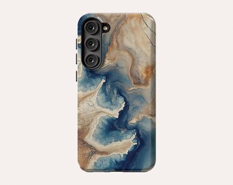 Può includere: Una custodia per telefono con un design astratto in marmo blu e marrone. La custodia ha un ritaglio per un obiettivo della fotocamera triplo.
