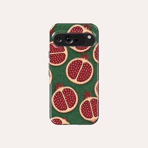Peut inclure: Une coque de téléphone verte avec un motif de grenades rouges. La coque a une découpe pour l'appareil photo et une bordure noire.
