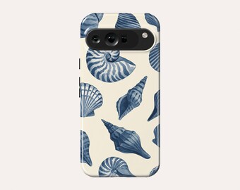 Op de afbeelding: Een witte telefoonhoes met een blauw en wit schelpenpatroon. De hoes heeft een uitsparing voor de cameralens en een witte achtergrond.