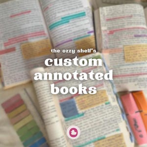 Könnte beinhalten: Geöffnete Bücher mit Text, markierten Abschnitten und Haftnotizen. Der Text "the ozzy shelf's custom annotated books" ist in Weiß dargestellt. Pinke, orange und grüne Textmarker sind sichtbar.