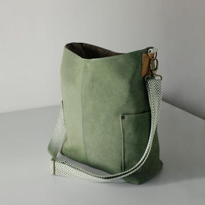 The Luxe Minimalist Crossbody, sac à bandoulière en cuir végétalien, sac messager, sacoche en similicuir, accessoire européen fait main, sac en similicuir