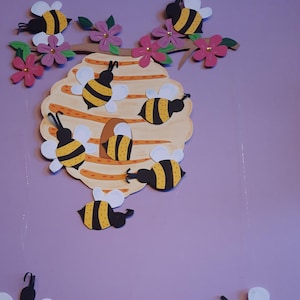 Fensterbild Tonkarton  Mobilie Bienenstock am Zweig und 3 Bienen