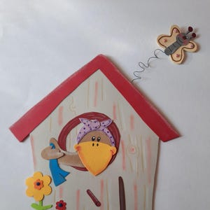 Fensterbild Tonkarton Vogelhaus mit Putzendem Vogel