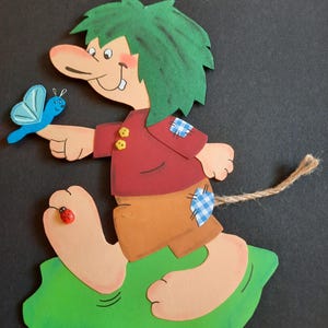 Fensterbilder Tonkarton ein Lustiger Troll mit einem Schmetterling