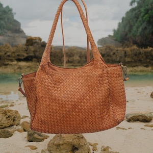 Bolso de hombro de cuero genuino tejido a mano RustWeave – Bolso tote bohemio marrón – Bolso rústico artesanal para mujer – Bolso bandolera de cuero suave