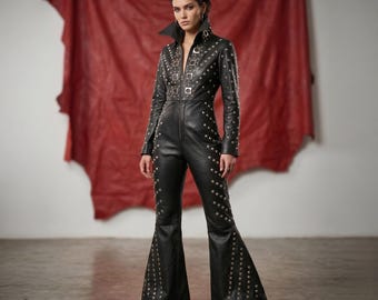 Handgemaakte zwarte leren jumpsuit met studs voor dames, edgy punkrock biker-catsuit, wijd uitlopende pijpen echte leren romper, gotische body met hoge kraag