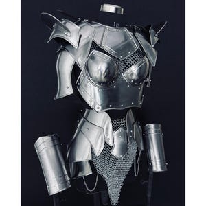 女性用中世騎士の壮大な鎧セット、手作りのチェーンメイルとプレートボディアーマー | LARP、コスプレ用のファンタジー戦士女王コスチューム。