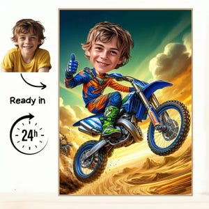 Puede incluir: Retrato digital de una persona en una moto de cross azul y naranja, haciendo una señal de pulgar hacia arriba. El retrato está ambientado en un paisaje desértico y un cielo vibrante. La imagen incluye un retrato más pequeño y el texto "Ready in 24h".