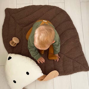 Leaf-Shaped Baby Play Mat – Soft Quilted Teddy Fabric Rug for Nursery and Playroom, Available in 2 Sizes (110x70, 150x100 cm)