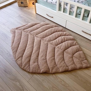 Handmade Quilted Leaf Play Mat – Cozy Teddy Fabric Rug for Babies & Kids Room, Available in 2 Sizes (110x70, 150x100 cm)