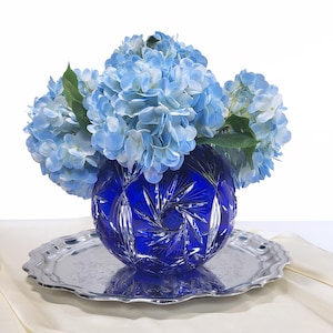Large Cobalt Blue Cut-to-Clear Crystal Vase – Vintage European Hand-Cut, Weight 2.4 kg (85 oz), Tall 17.5 cm (6,9in)
