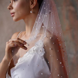 Pearl Bridal Veil Fingertip Length, Soft Tulle Wedding Veil with Pearls, Sheer Elegant Veil for Bride, Lightweight Modern Accessory