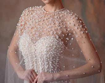 Longue cape de mariée perlée, tenue de mariage en tulle transparent, alternative au voile cathédrale élégante pour la mariée dans un cadre de cérémonie classique