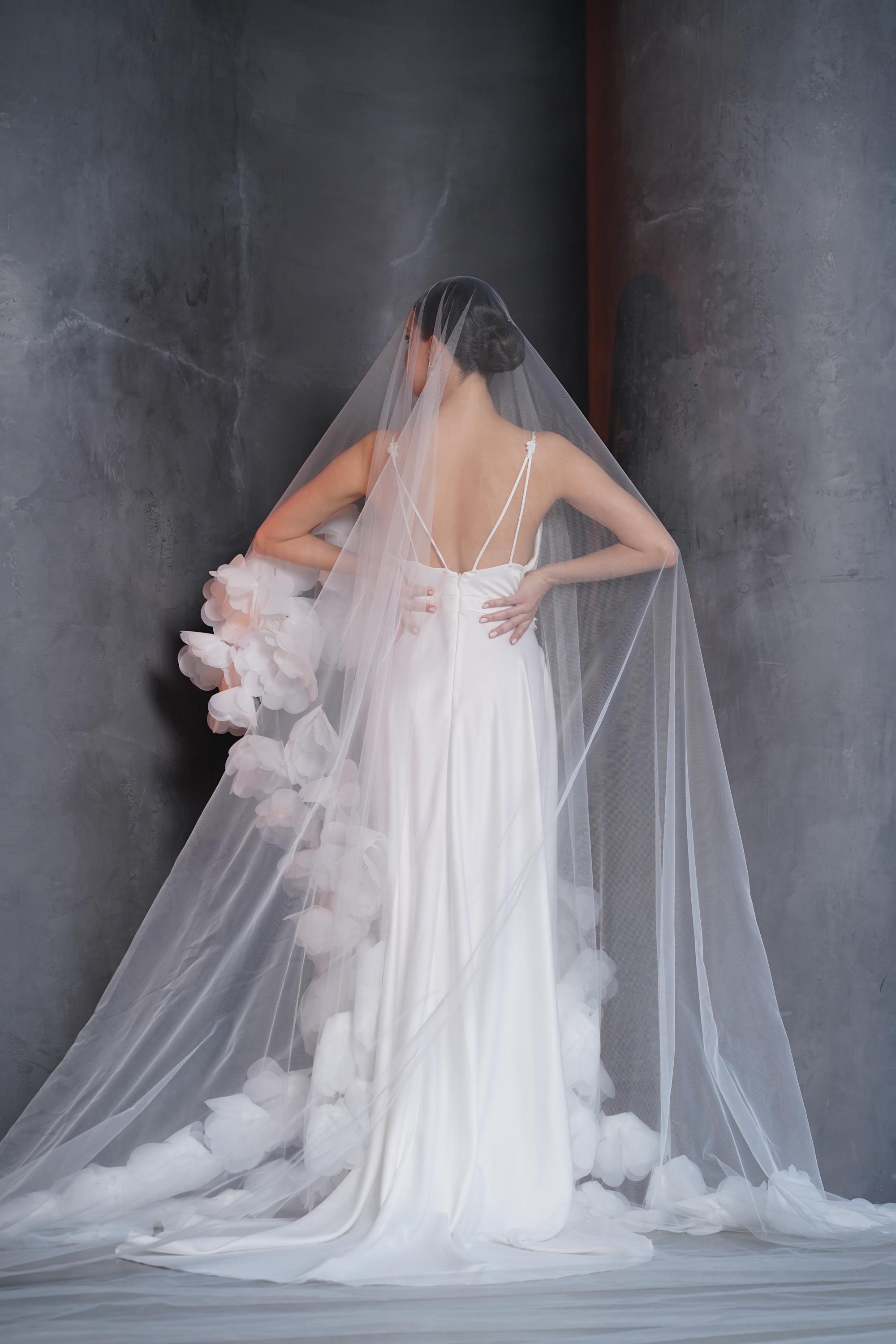 Bridal Veil Luxe Italian Tulle With 4D Flowers and Pearls  display picture 2
