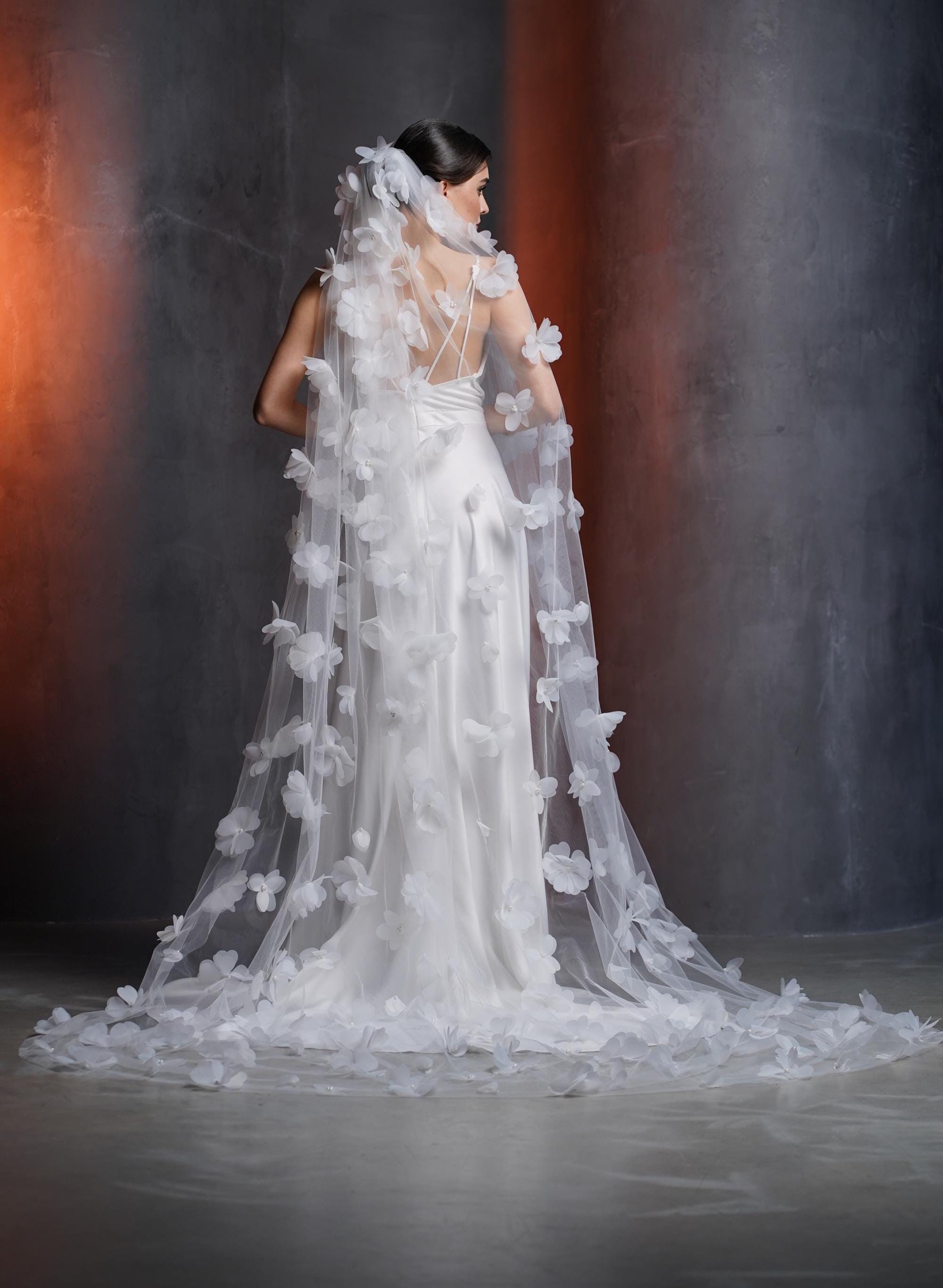 Wedding Veil in Luxe Italian Tulle With 3D Floral Flowers  display picture 1