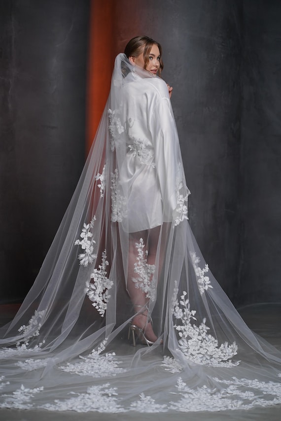 Ivory Long Bridal Veil With Floral Appliqués and 3D Lace  display picture 2