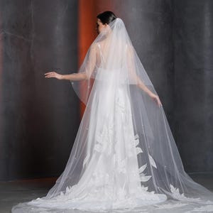 Long Bridal Veil With Lace Appliqué, Cathedral Wedding Veil for Bride, Sheer Italian Tulle Veil With Train for Elegant Church Ceremony Look