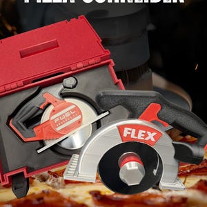 Puede incluir: Un cortador de pizza dise&ntilde;ado para parecer una sierra circular, con una carcasa de pl&aacute;stico roja y negra con el texto "FUEL" y "FLEX" en los protectores de la hoja. La herramienta se presenta en un estuche rojo y como unidad.