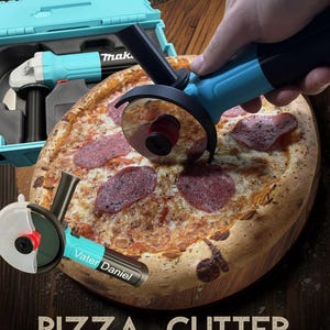 Könnte beinhalten: Ein Pizzaschneider im Design eines türkisfarbenen und schwarzen Winkelschleifers mit kreisförmiger Edelstahlklinge, schwarzem Griff und rotem Mittelstück. Das Werkzeug schneidet eine Salamipizza, daneben befindet sich ein passender türkiser Koffer.