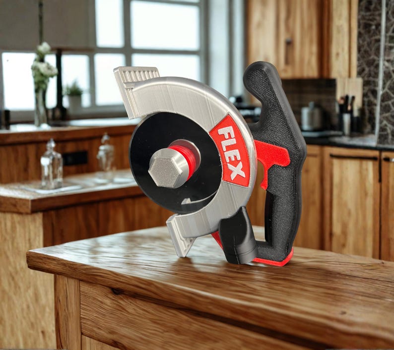 Puede incluir: Una herramienta de sierra circular manual con protector de hoja plateado, hoja circular negra y mango negro con detalles en rojo. La palabra FLEX est&aacute; impresa en letras blancas sobre un fondo rectangular rojo en el lateral de la carcasa.