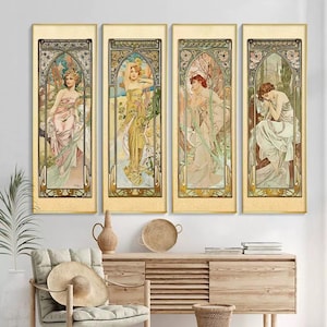 Peut inclure: Quatre estampes encadrées de style art nouveau. Chaque estampe représente une femme en robes fluides, sur fond de nature et de bordures décoratives. La palette de couleurs comprend des pastels doux, de l'or et des tons terre.