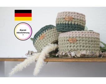 Puede incluir: Tres cestas de crochet en tonos verdes y beige con una etiqueta marrón que dice "Hand Made".