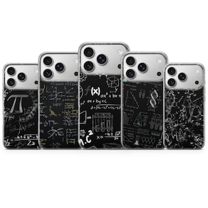 Op de afbeelding: Vijf telefoonhoesjes met een zwarte achtergrond en witte wiskundige vergelijkingen en symbolen. De hoesjes tonen formules, grafieken en wetenschappelijke diagrammen, waaronder het pi-symbool en de kwadratische formule.