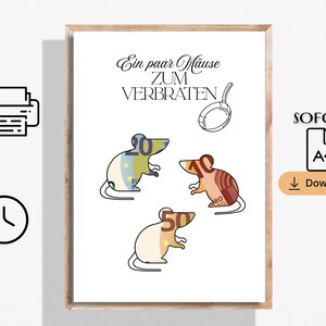 Peut inclure: Une affiche encadrée avec trois souris de dessin animé, chacune conçue pour ressembler à des billets en euros. L'affiche comprend le texte allemand "Ein paar Mäuse zum Verbraten" et un dessin d'une poêle à frire. L'affiche est dans un cadre en bois.