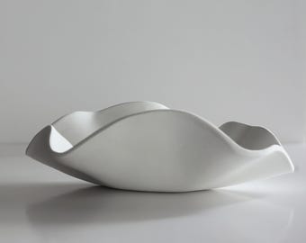 Wavy bowl in white matte/glossy
