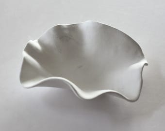 Wavy white marble clay bowl