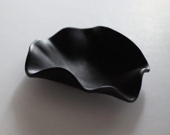 Wavy bowl in black clay