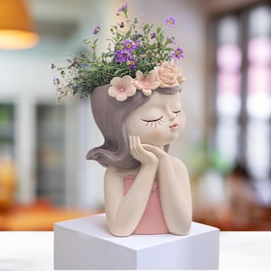 Flickaansiktesplanterare: Nordisk resinstaty med älvhuvudklänning