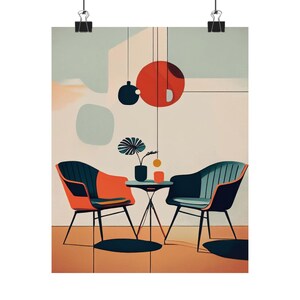 Peut inclure: Une illustration moderne du milieu du siècle d'un salon avec deux chaises, une petite table, une plante en pot et un luminaire suspendu. Les chaises sont rouge et bleue, et la table est brune. La plante est verte et a une grande feuille. Le luminaire est noir et a une forme ronde.