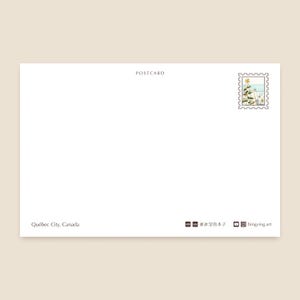 以下が含まれることがあります： 上部に「POSTCARD」という文字が入った白いポストカード。 ポストカードには、右上に切手、左下に「Qu&eacute;bec City, Canada」という文字が入っています。 ソーシャルメディアのアイコンとユーザー名は右下にあります。