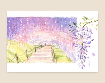 以下が含まれることがあります： 光のトンネルを通る小道の水彩画。空は紫からピンクに変わり、星が輝いています。右側には紫色の花を持つ藤の枝が垂れ下がっています。このシーンは、平和と静けさを感じさせます。