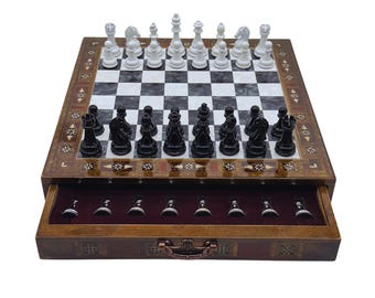 Handgefertigtes Holz Schachspiel mit Metallfiguren - Personalisiertes Geschenk