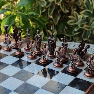 Handgefertigtes Holzschachset - mit Metallfiguren und Aufbewahrung, personalisiertes Geschenk BRITISH FIGURE