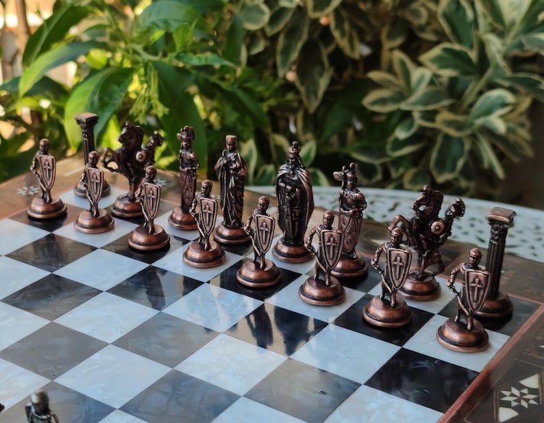 Handgefertigtes Holzschachset - mit Metallfiguren und Aufbewahrung, personalisiertes Geschenk BRITISH FIGURE