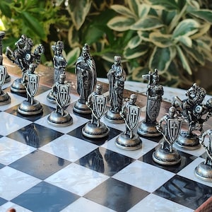 Handgefertigtes Holzschachset - mit Metallfiguren und Aufbewahrung, personalisiertes Geschenk Bild 9