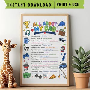 Könnte beinhalten: Ein gerahmter Druck mit dem Text "ALL ABOUT MY DAD" und Illustrationen einer Trophäe, Kopfhörern, einer Brieftasche und mehr. Der Druck befindet sich auf einer Holzoberfläche neben einem Giraffenplüschtier und einer Topfpflanze. Oben auf dem Druck steht "INSTANT DOWNLOAD PRINT & USE."