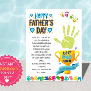Könnte beinhalten: Eine Vatertagskarte mit blauem und gelbem Design. Die Karte zeigt den Text "Happy Father's Day" und ein Gedicht. Sie enthält einen grünen Handabdruck, eine Trophäe mit "Best Dad Ever" und bunte Handabdrücke.