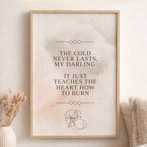 Könnte beinhalten: Gerahmter Wandkunstdruck mit dem Text "THE COLD NEVER LASTS, MY DARLING. IT JUST TEACHES THE HEART HOW TO BURN." Das Kunstwerk hat einen neutralen Aquarellhintergrund. Die Worte "INSTANT DOWNLOAD PRINTABLE WALL ART" stehen oben. Set von 1.