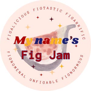 Op de afbeelding: Een ronde, lichtroze sticker met een aquarelillustratie van een vijg. De tekst "My name's Fig Jam" staat in het midden, met andere vijgen gerelateerde woorden rond de rand, waaronder "Figtastic" en "Figalicious".